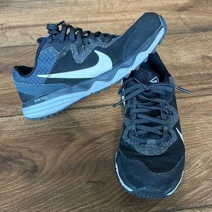 EUC! Nike Trail shoes 7.5
